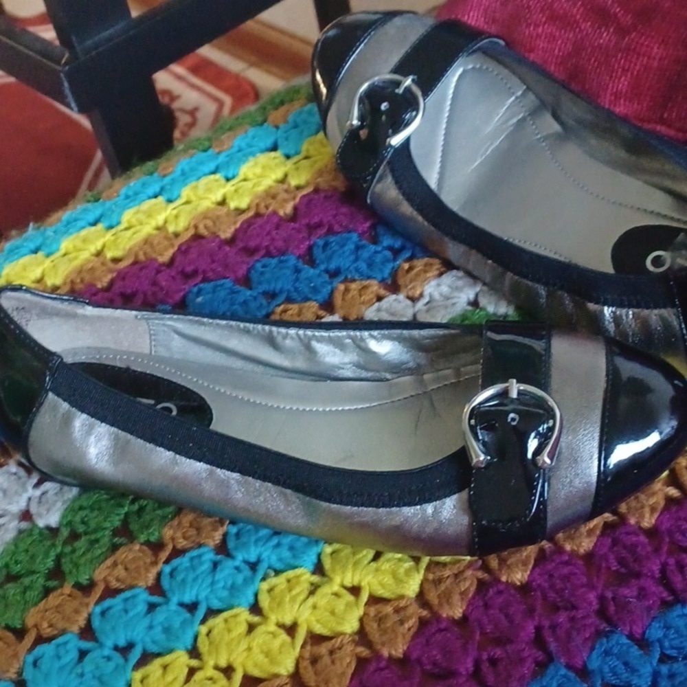 Liz & Co Sz 7.5 Shoes Flats Black Silver Metallic Buckle Leather Slip On EUC
